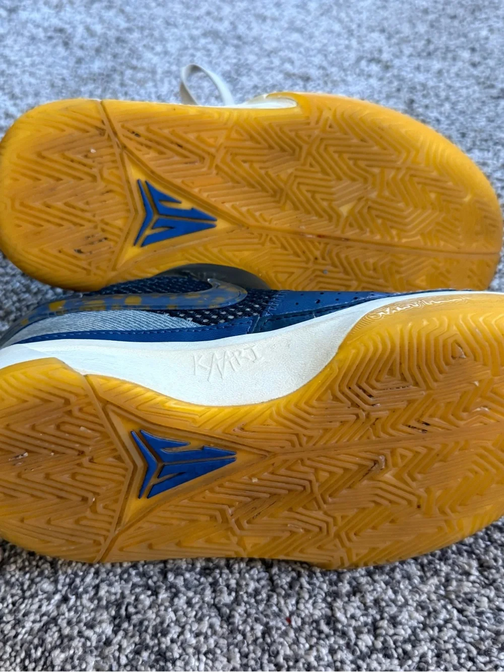Youth Boys Ja Morant Nike Basketball Shoes size 2.5 Y